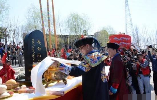 此人自称是乾隆七世孙,公然穿龙袍祭祖,不知情