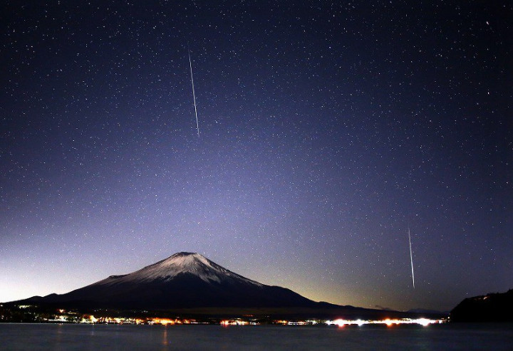 双子座流星雨 偶遇 日本富士山美得如壁纸