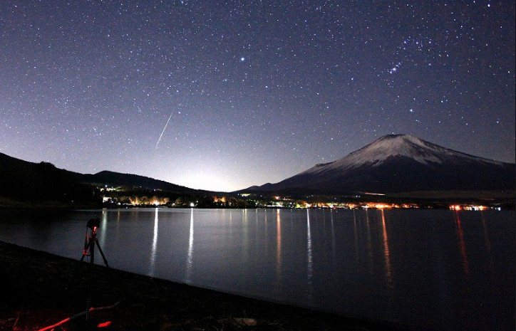双子座流星雨 偶遇 日本富士山美得如壁纸