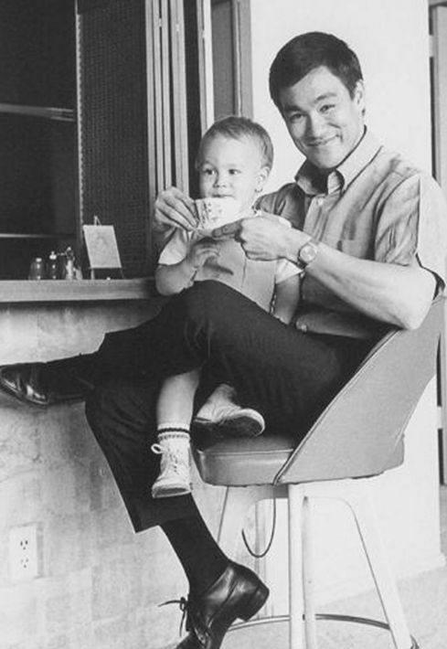 年轻丧夫,中年丧子,两次改嫁,李小龙妻子73岁依