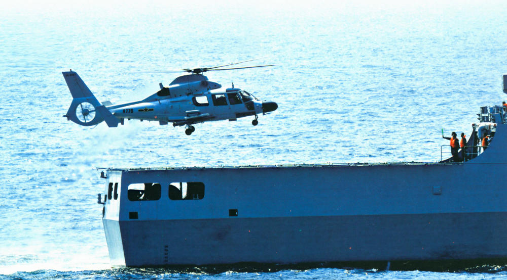 056型的战力倍增器-直9D挂载鹰击9导弹着舰