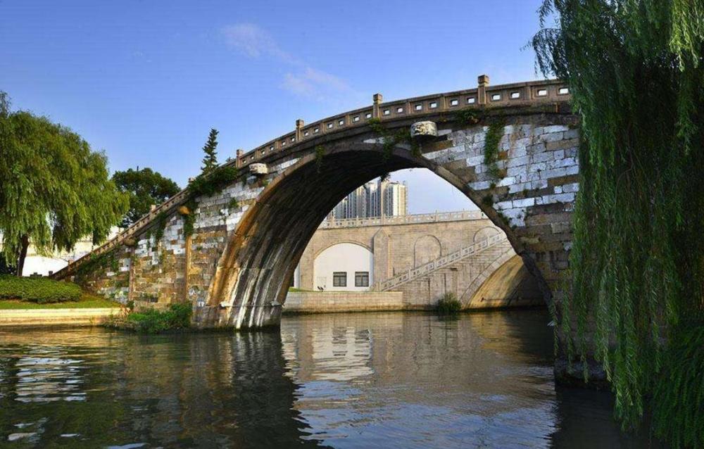 灭渡桥,静静的漫步在这古色古香的小桥之上,真心美!