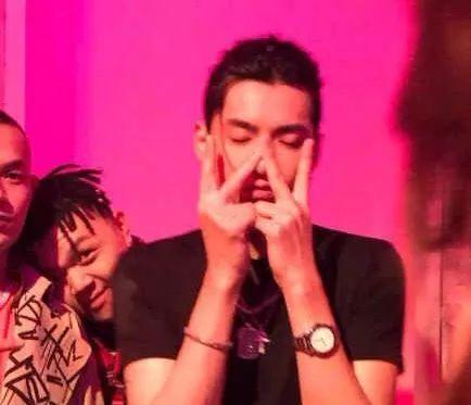 吴亦凡赵丽颖粉丝再次开撕!赵丽颖被骂土鸡,回