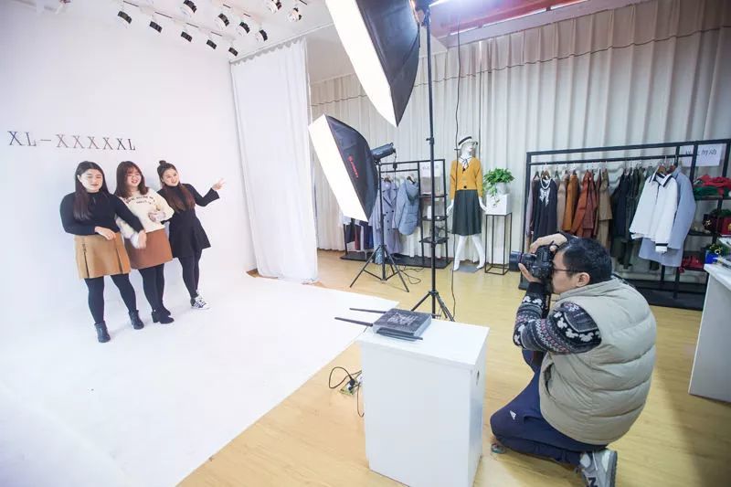 8个姑娘平均体重超140斤帮老板赚一个亿