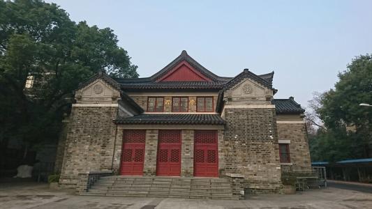这个985大学不一般 实力超群 三次改校名 个个霸气无比