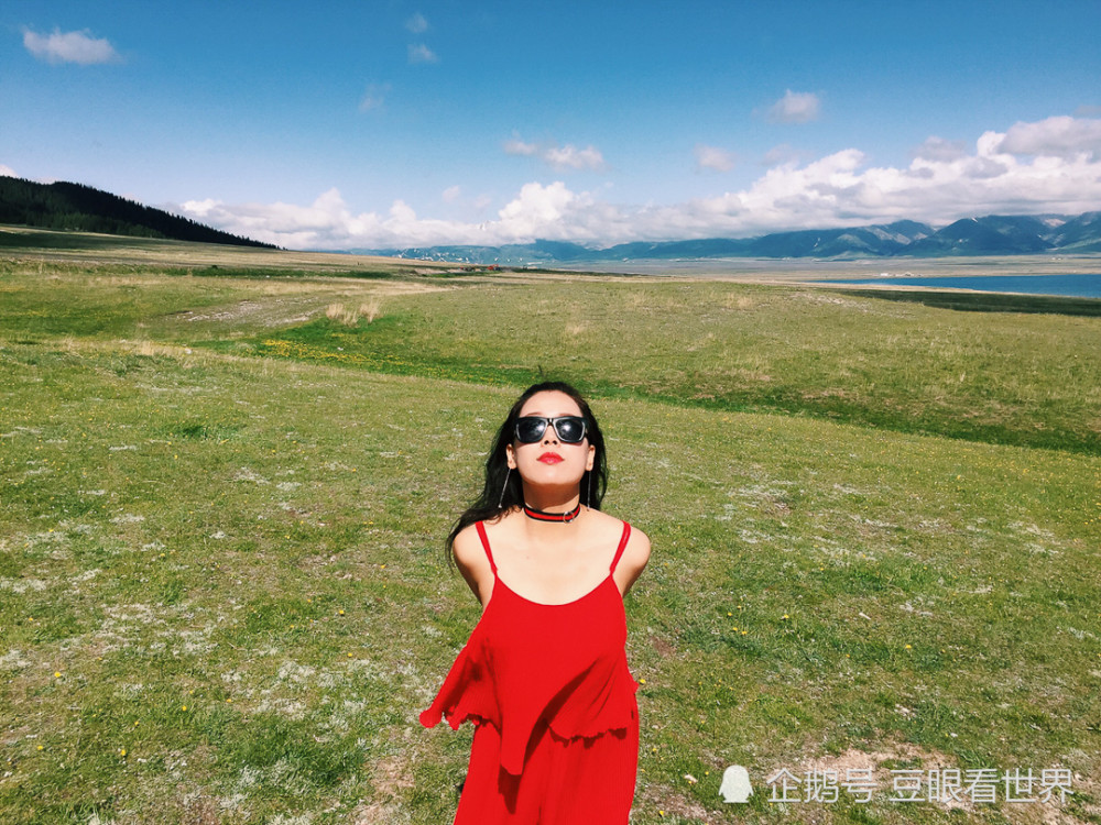 红衣美女2017年新疆赛里木湖旅游照,红遍整个朋友圈!