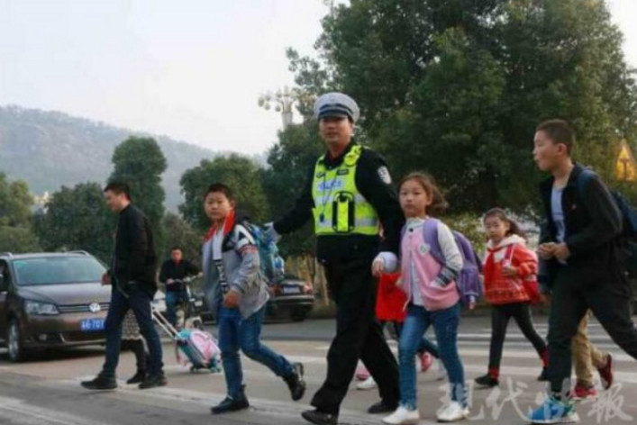 72个签名的感谢信 学校门前的 奔跑哥 火了