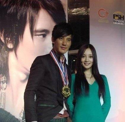 他曾是选秀冠军,李小璐王鸥前男友,如今娶了9