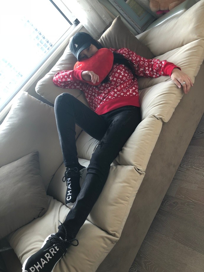 李小璐一张照片引出轨争议,官方怒甩未P原图辟