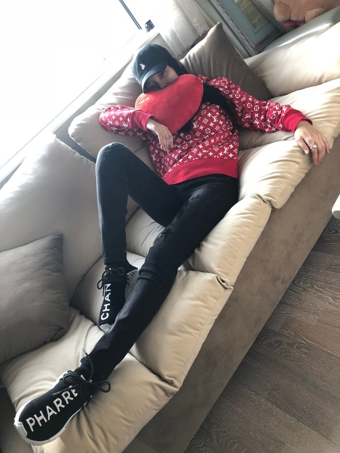 李小璐一张照片引出轨争议,官方怒甩未P原图辟