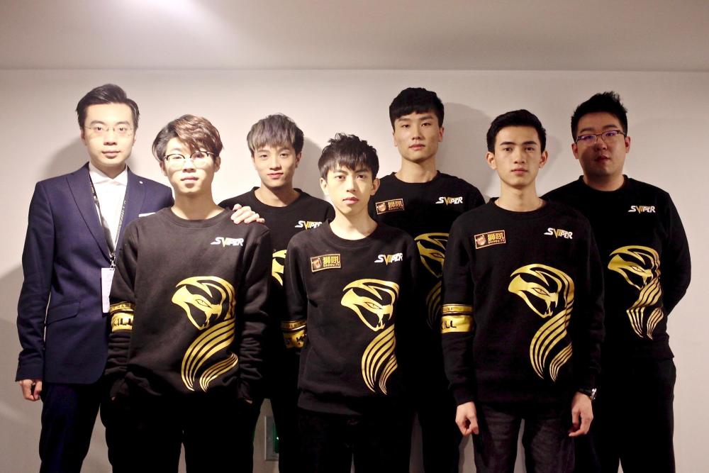 sviper战队两天前,威震天教练因为家中的突发状况,izoro接到了作为"