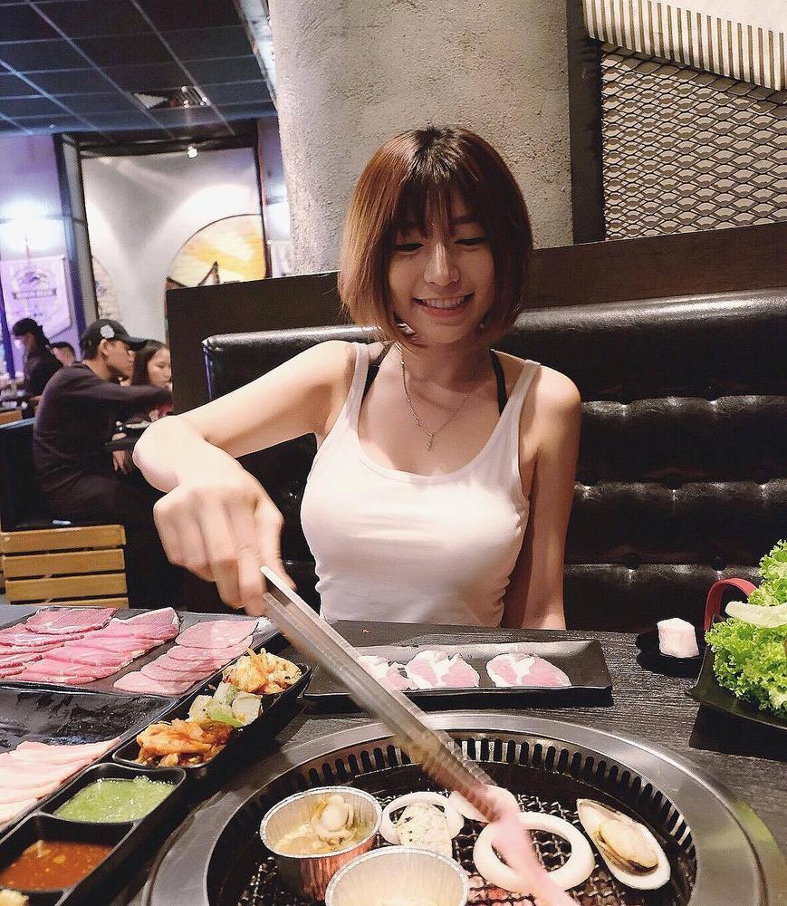 我们都是深井冰708和女神一起吃烤肉