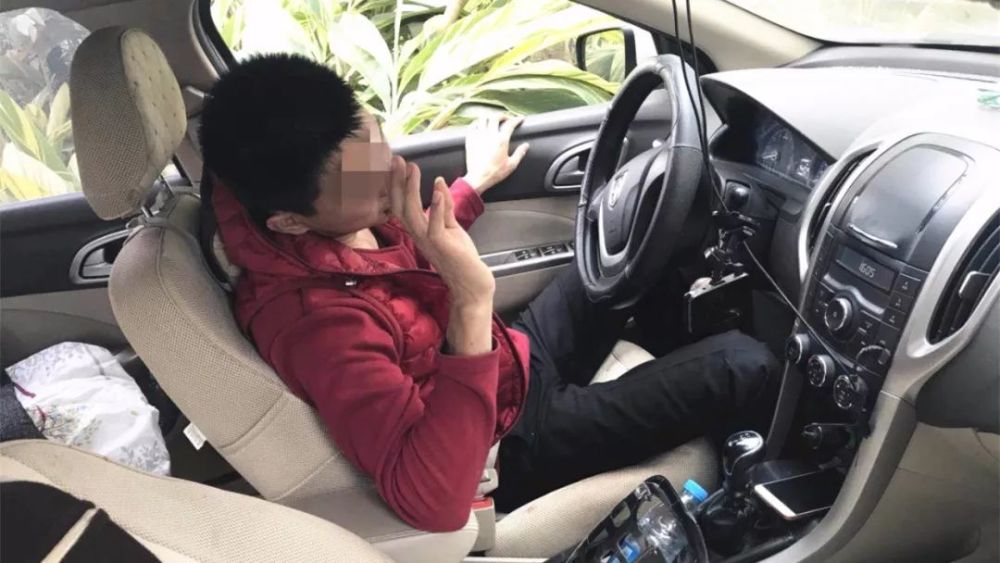 珠海一男子开车铲进绿化带事发前全身抽搐