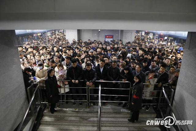 西安下雪变长安西安多个地铁站变人从众