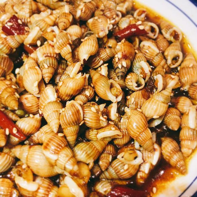 香气冲鼻的辣味中,还融含着浓郁的咸香,一旦吃上第一口,那就根本停不