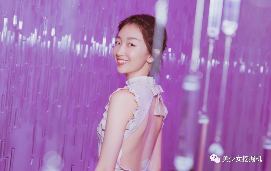 周冬雨开车关晓彤变自拍博主,明星们微博和IN