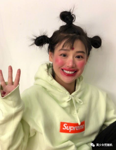 周冬雨开车关晓彤变自拍博主,明星们微博和IN