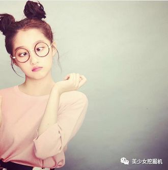 周冬雨开车关晓彤变自拍博主,明星们微博和IN