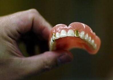 鞍山男子睡梦中误吞假牙取出来遭老罪了