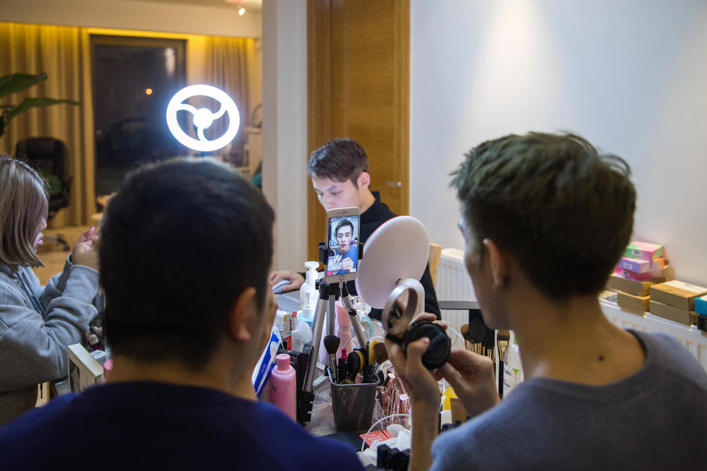 不容易!男子做美妆直播年入千万,每天要试300