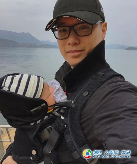 胡杏儿为儿子取名为李奕霆眼大鼻圆极像爸爸