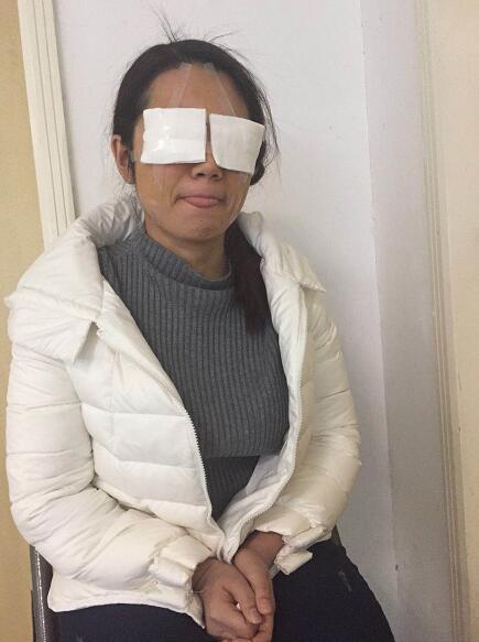 第二天复查后,院长摘掉了我眼上的纱布.