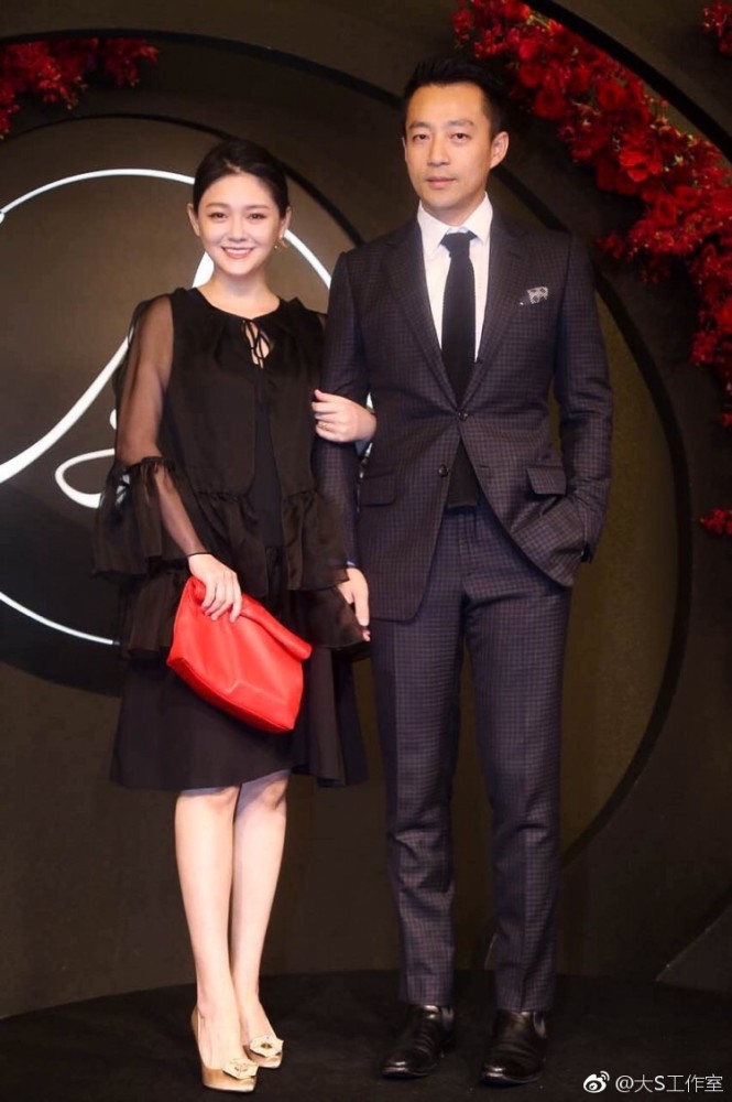 和老公出席活动,丝毫看不出是 42岁的二胎 妈妈.