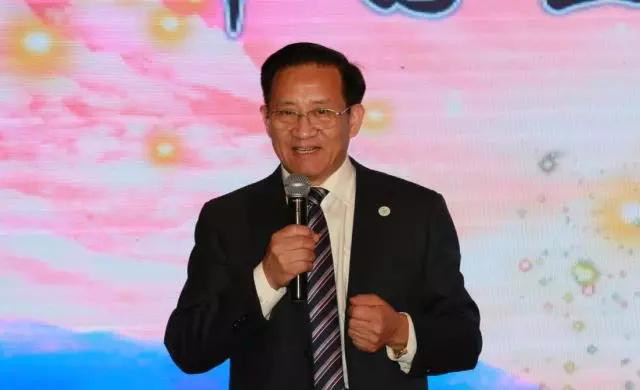 3å¤§ç³»åˆ—14å¤§å¥–é¡¹ç™¾ä½™èŽ·å¥–è€…èŠ±è½è°å®¶ æŽ¨åŠ¨è¡Œä¸šå‰è¡Œçš„åŠ›é‡ 2018 åŒ»å¸ˆæŠ¥ åŒ»å­¦å®¶å³°ä¼šä¸¾è¡Œ è…¾è®¯ç½'