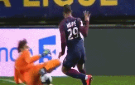 骗了裁判!姆巴佩这戏真足 空中转体360 连续翻滚