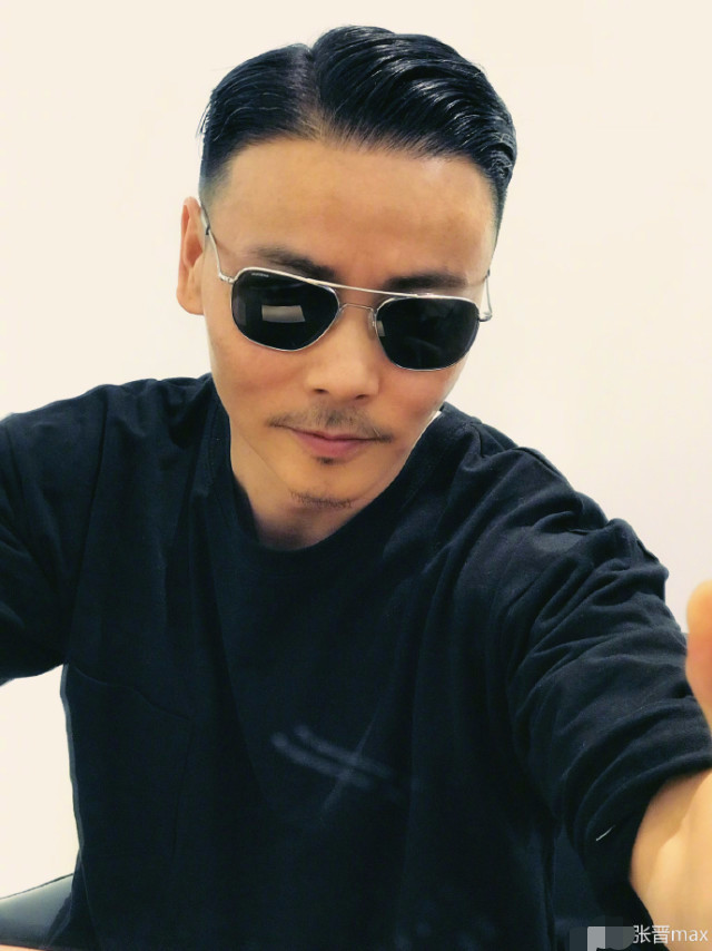 张晋晒自拍:长头发帅气又绅士,短头发超酷