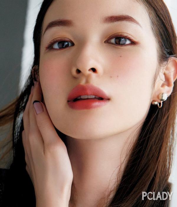 质酸,可以镇静肌肤防敏感,帮助调节肌肤水油平衡的同时修正肌肤颜色