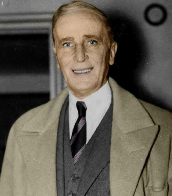 曾抱宠物狗的美男子,将神棍拉斯普庭带入地狱