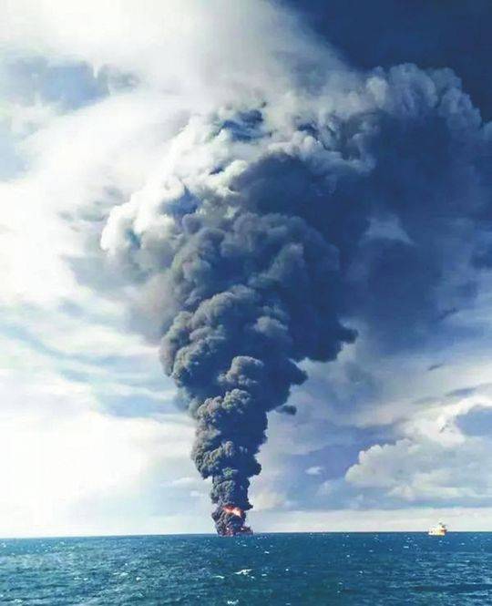 海上燃烧8天后桑吉轮沉没 4名中国勇士冒死登