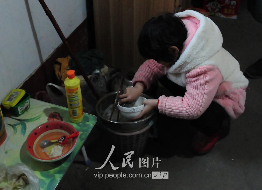 妈妈患宫颈癌爸爸离家不归 山东七岁女孩撑起