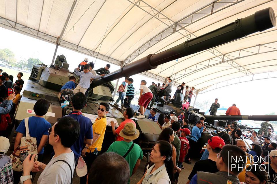 泰国军方开放日又一批新照曝光成熊孩子另类"儿童节"