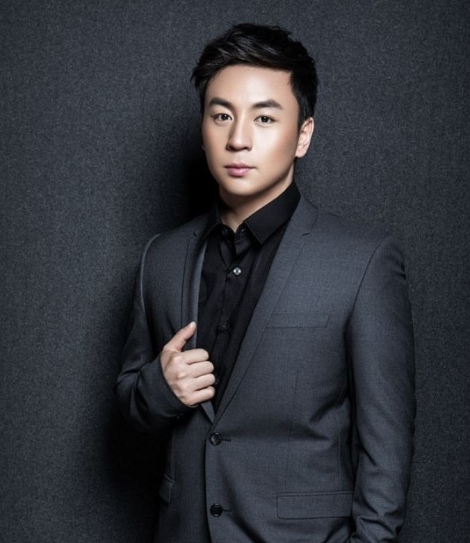 这件事由他和董桂森一起去做,1984年10月在渔人码头瓷器店,吴敦持枪对