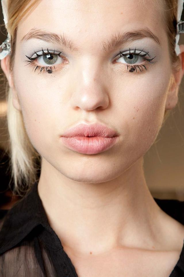 被倪妮泪痣妆美到 胸无大志不要紧脸上有痣就可以