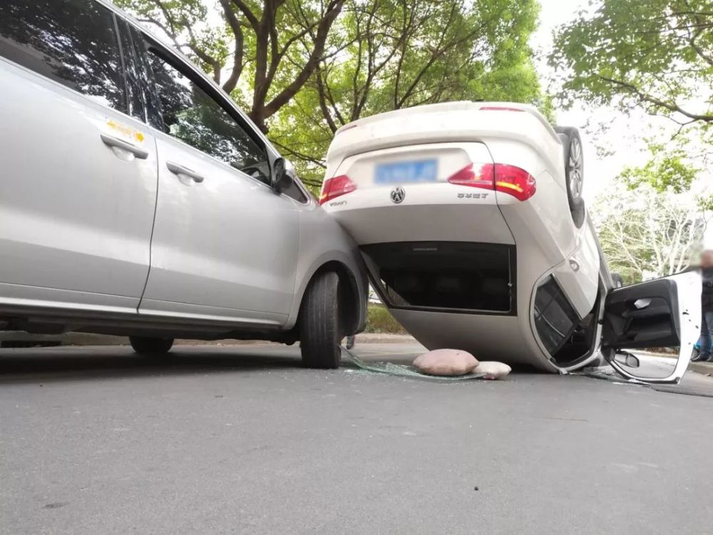 在小區內瘋狂撞車翻車駕駛員一句話讓交警哭笑不得