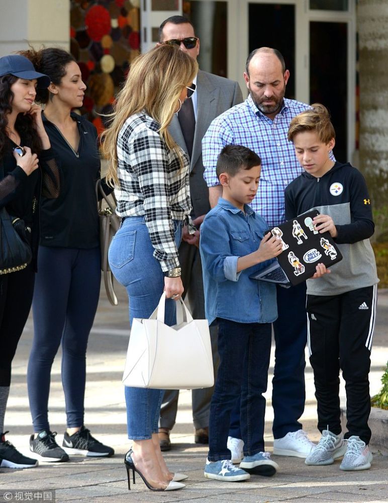 詹妮弗·洛佩兹电臀变肥臀 但性感依旧