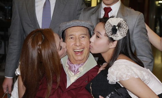 澳门赌王炫酷人生!4个老婆17个子女,生活富足