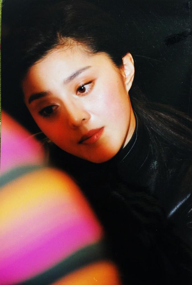 范冰冰15年前青涩旧照曝光 肉脸嘟嘟认真吃饭