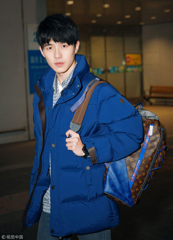 少年感扑面!刘昊然观秀LV开启首秀之旅 蓝色羽