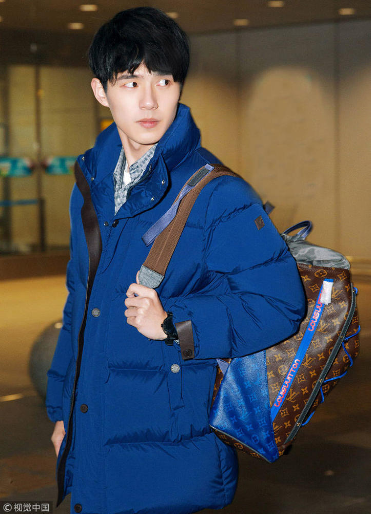 少年感扑面!刘昊然观秀LV开启首秀之旅 蓝色羽