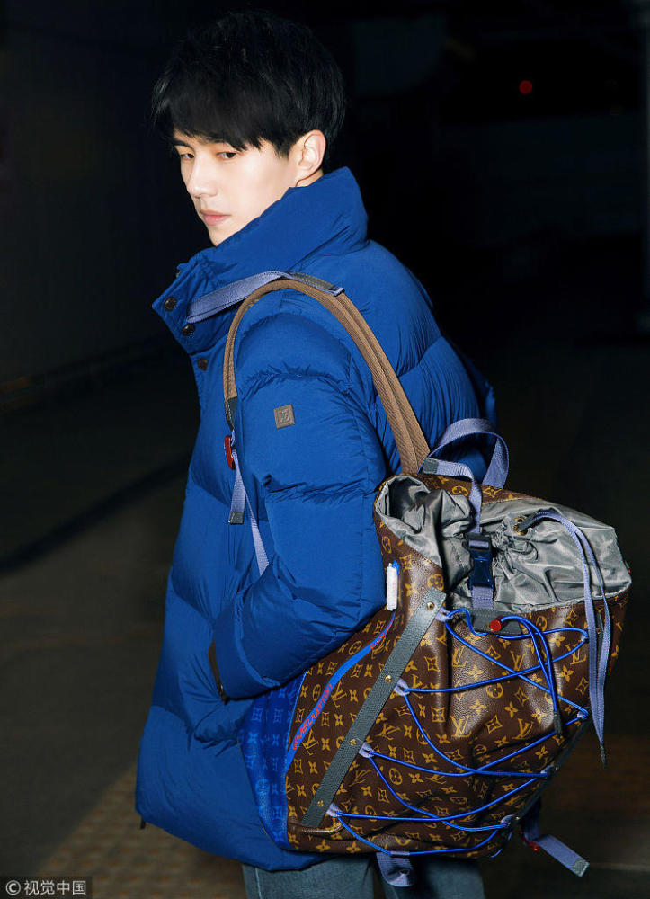 少年感扑面!刘昊然观秀LV开启首秀之旅 蓝色羽