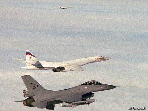 北约拦截俄轰炸机很尴尬,图160玩飚车战机有时