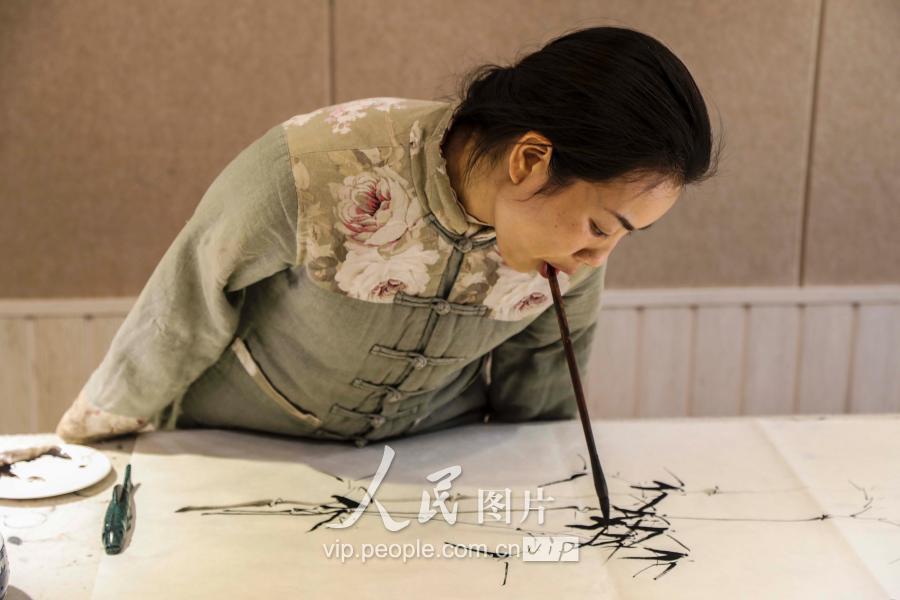 青岛无臂老师刘仕春 身残志坚"嘴"衔人生