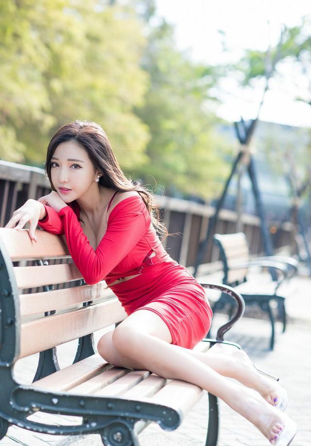 红衣轻解,尽显妖娆