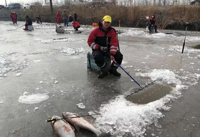期间,我结识了一位冰钓爱好者代树军,他向我说道:"我们的锚鱼活动主要