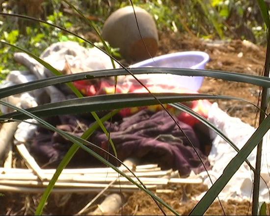 老人安葬入土4年后辈迁坟时发现尸骨竟没了