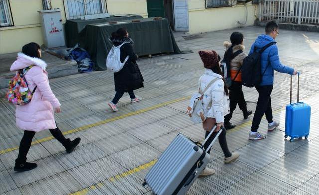 大学生放寒假回家,在家里是什么状态,10万网友